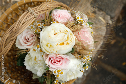 bellissimo bouquet di fiori poggiato per terra in un cesto  photo