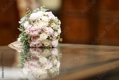 bellissimo bouquet di fiori poggiato su un tavolo che lo riflette