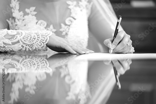 Una sposa firma il registro del matrimonio  photo