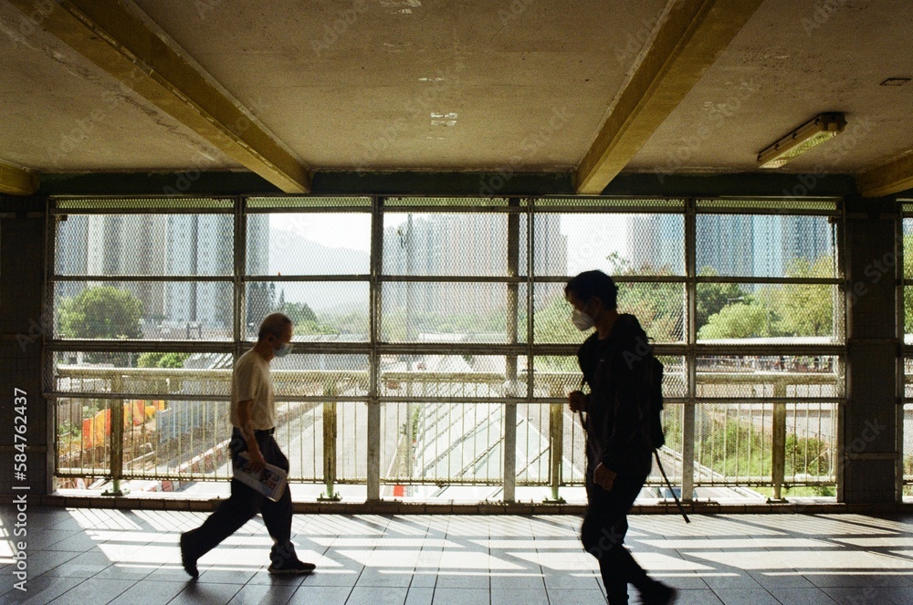 Fototapeta premium people walking in the city
