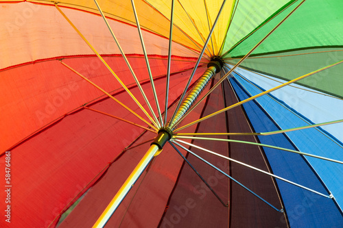 Paraguas con los colores de la bandera LGTBI
