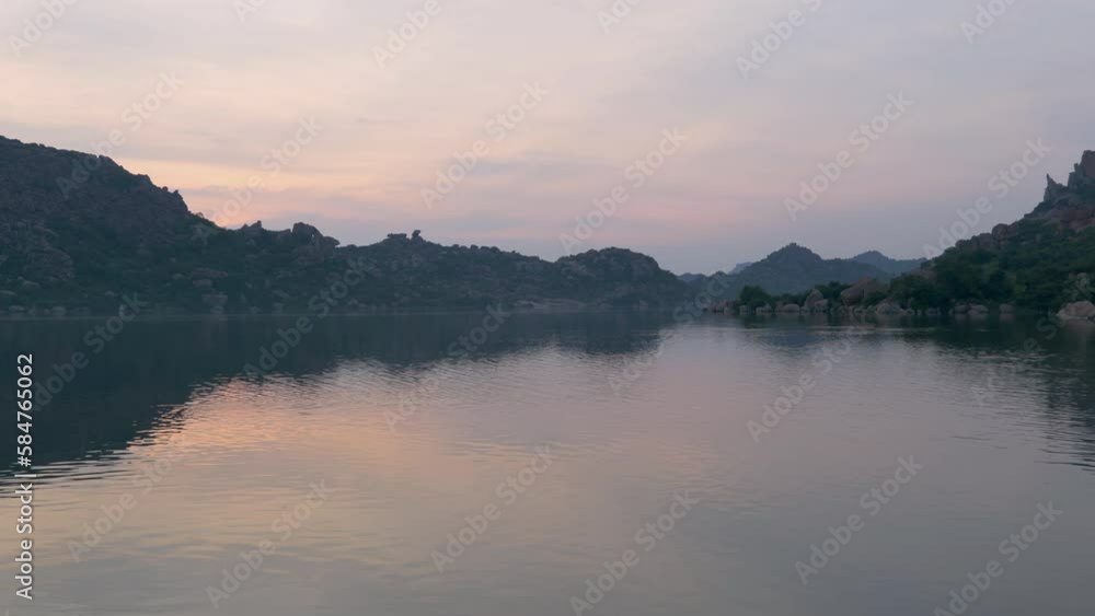 湖に映り込む夕焼け空と巨岩の多いハンピの奇景(リアルタイム・ズームイン):サナプール湖・ハンピ・インド 湖に映り込む夕焼け空と巨岩の多いハンピの奇景(リアルタイム・ズームイン):サナプール湖・ハンピ・インド