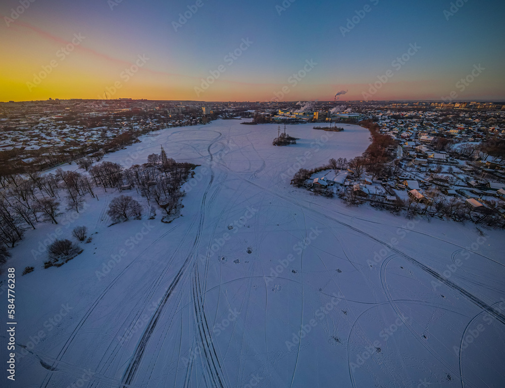 Obraz premium frozen river in winter city