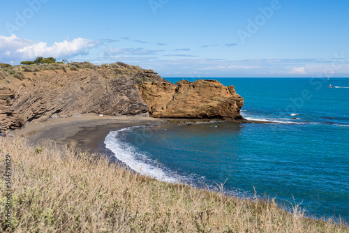 Plage de sable noir et falaises volcaniques du Cap d Agde