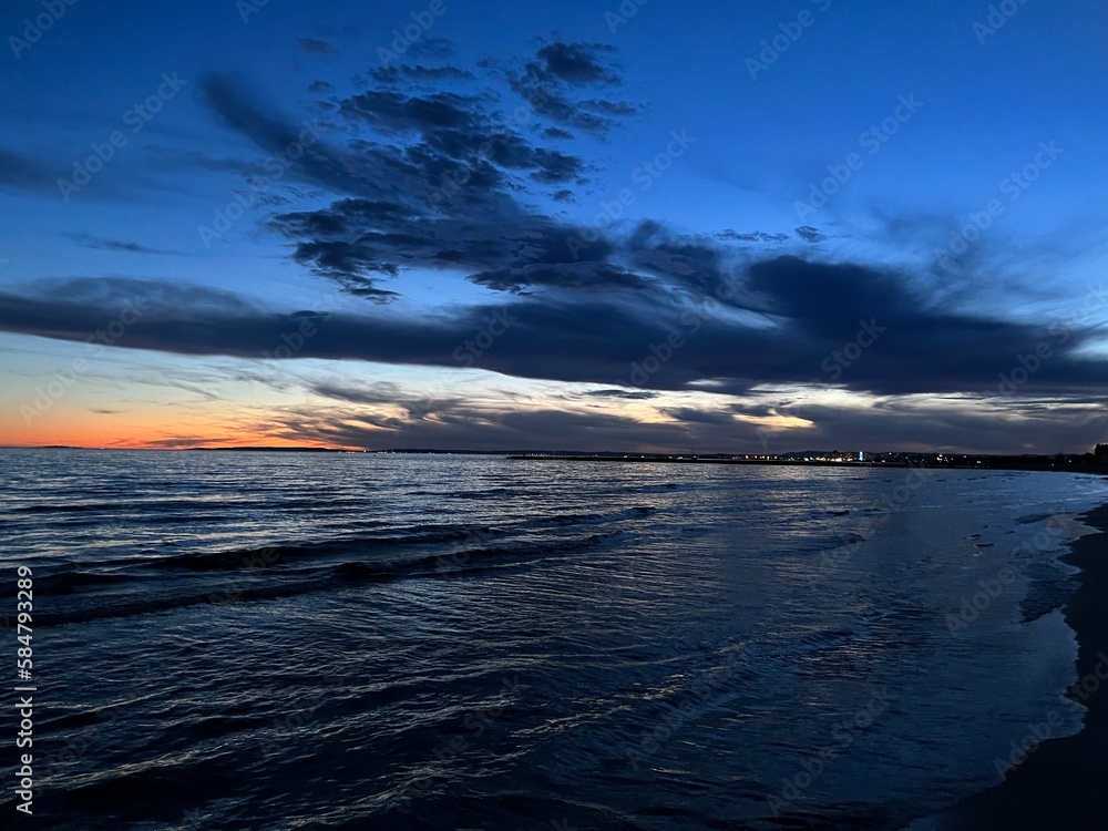 Coucher de soleil sur la plage en été