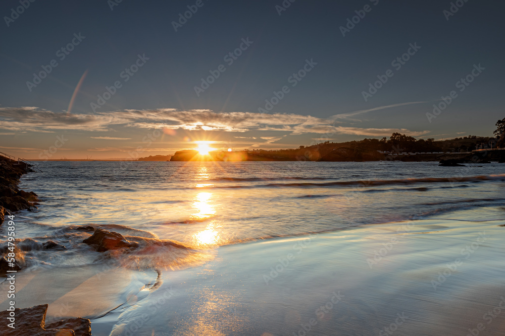 Naklejka premium Amanece en la playa de Candás
