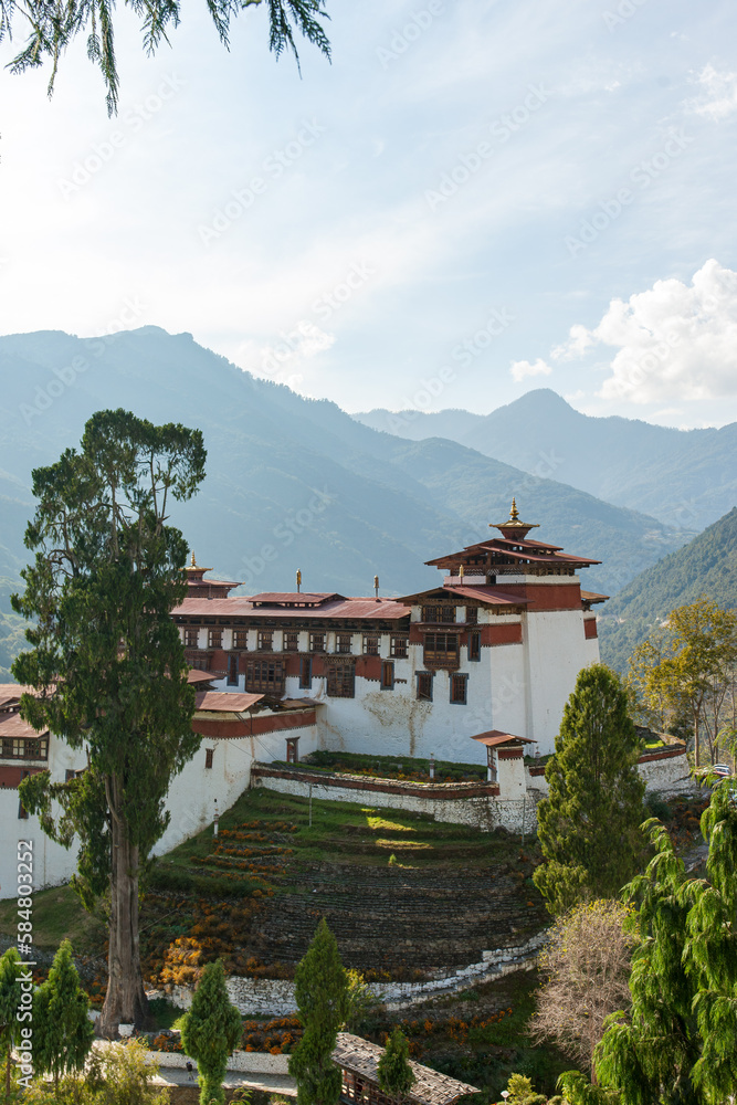 Le dzong de Trongsa situé dans le Bhoutan central.