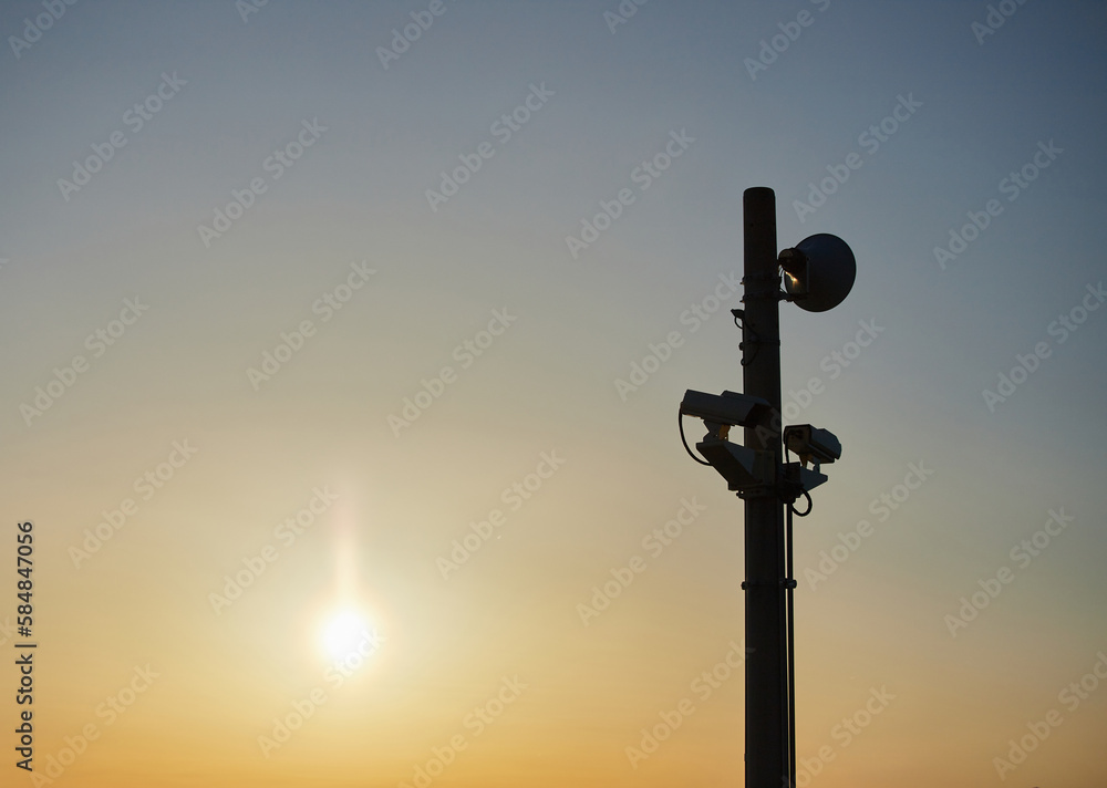 綺麗な青空と海岸で設置した監視カメラと警報装置