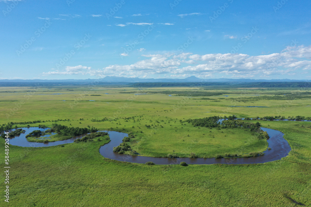 Obraz premium 夏の釧路湿原, 釧路川, 雌阿寒岳, 雄阿寒岳, ドローン空撮
