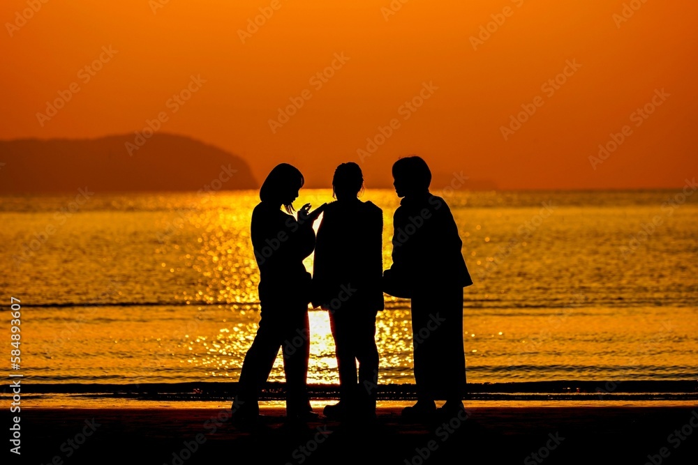 夕焼けに染まる父母ヶ浜の絶景を楽しむ人々＠、香川