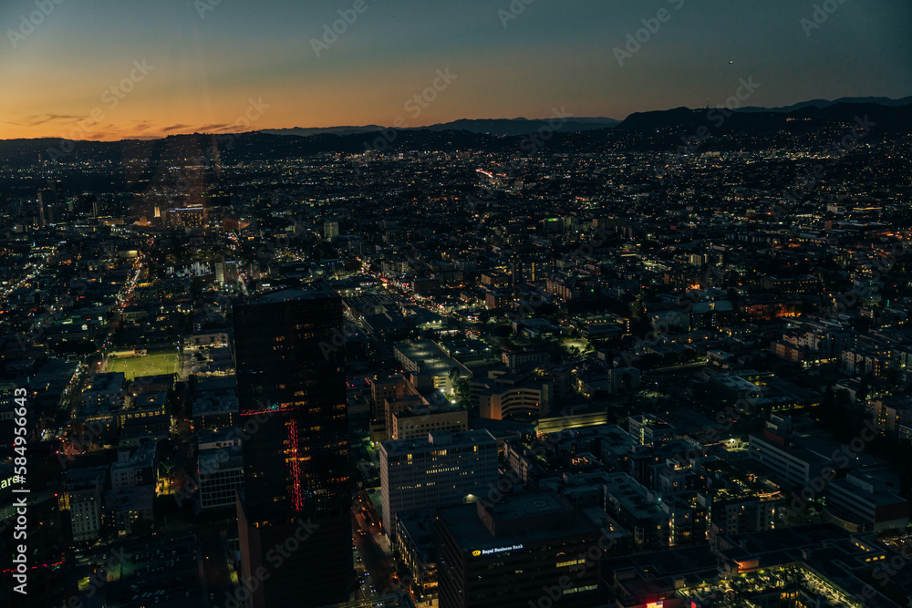 Obraz premium night view of los angeles from a skyscraper in downtown