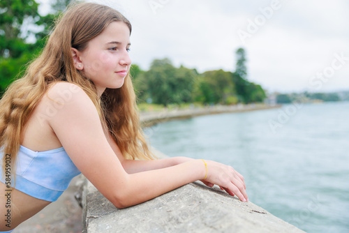 海で遠くを見つめるスポーツウエアを着た白人少女 © photok