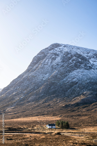 Tableau sur toile Lone white country house in the Scottish Highlands