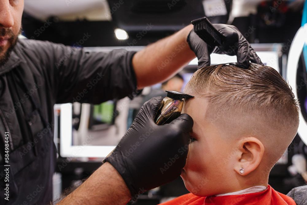 Naklejka premium Adult male barber lining up child's edges in Portland, Oregon