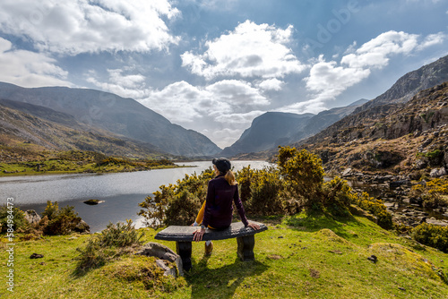 Φωτογραφία Woman admiring mountainous scenery at Gap of Dunloe Kerry mountains