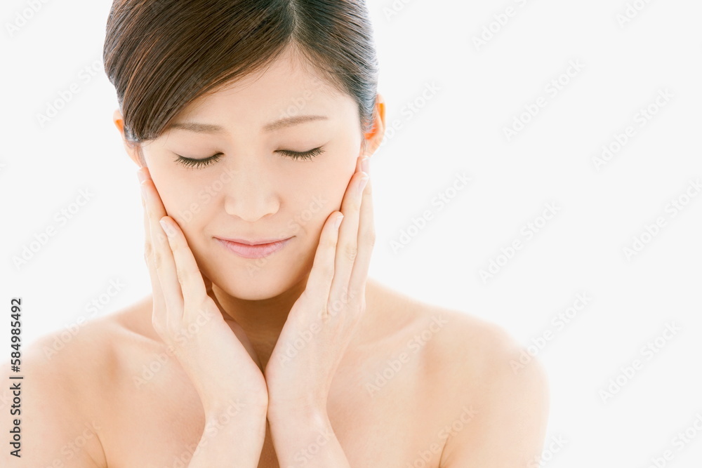 頬を押さえる女性
頬を押さえる女性
