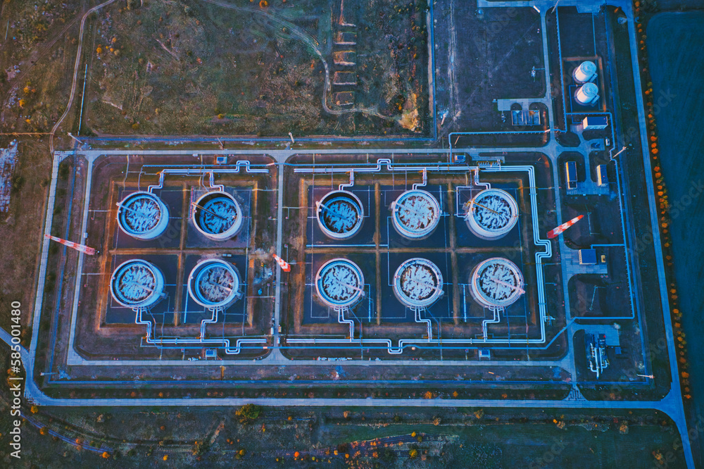 Fotka „Aerial top view of rows of oil tanks connected by pipes at a