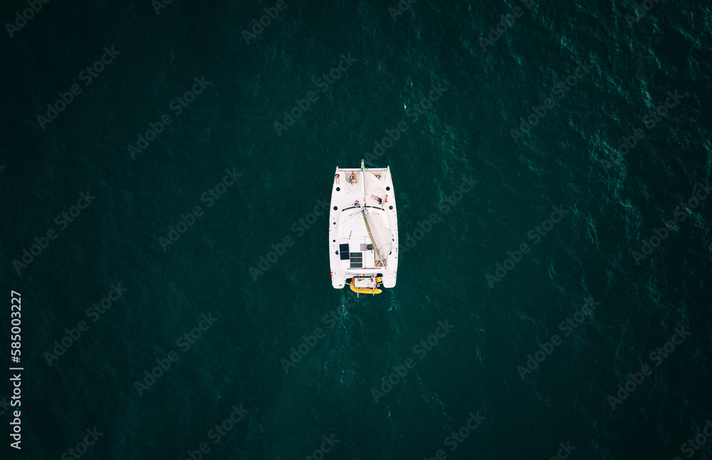 Fototapeta premium Yach sailing ocean