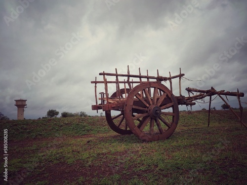 фотографія a bullock cart standing on the ground