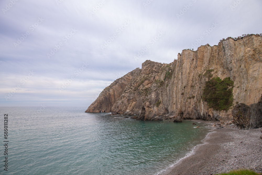 Sommerliche Entspannung an der grünen Küste in Asturien, Spanien