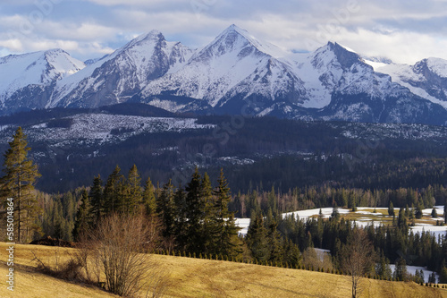 Góry Tatry w Europie w pierwszy dzień wiosny. photo