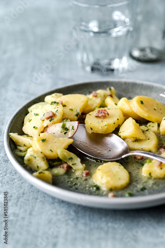 Kartoffelsalat mit Speck, Radieschen, Schnittlauch