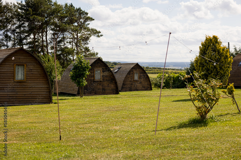 Northumberland UK: July 2022: a glamping pod campsite on Northside Farm in the north east countryside - obrazy, fototapety, plakaty 