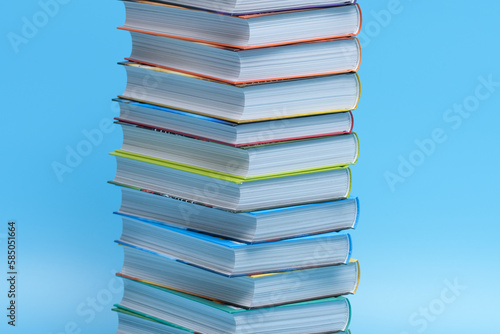 Kolekcja książek w twardych okładkach na błękitnym tle