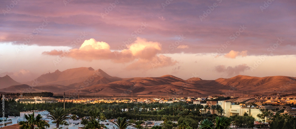 Sonnenaufgang über den Bergen auf Fuerteventura 