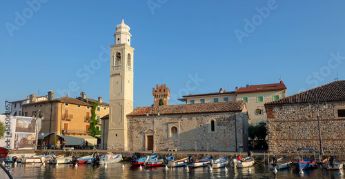 Kirche von Lazise am Gardasee in Italien © NATURAL LANDSCAPES