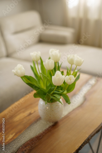 Tulpenstrauß auf Couchtisch im Frühling