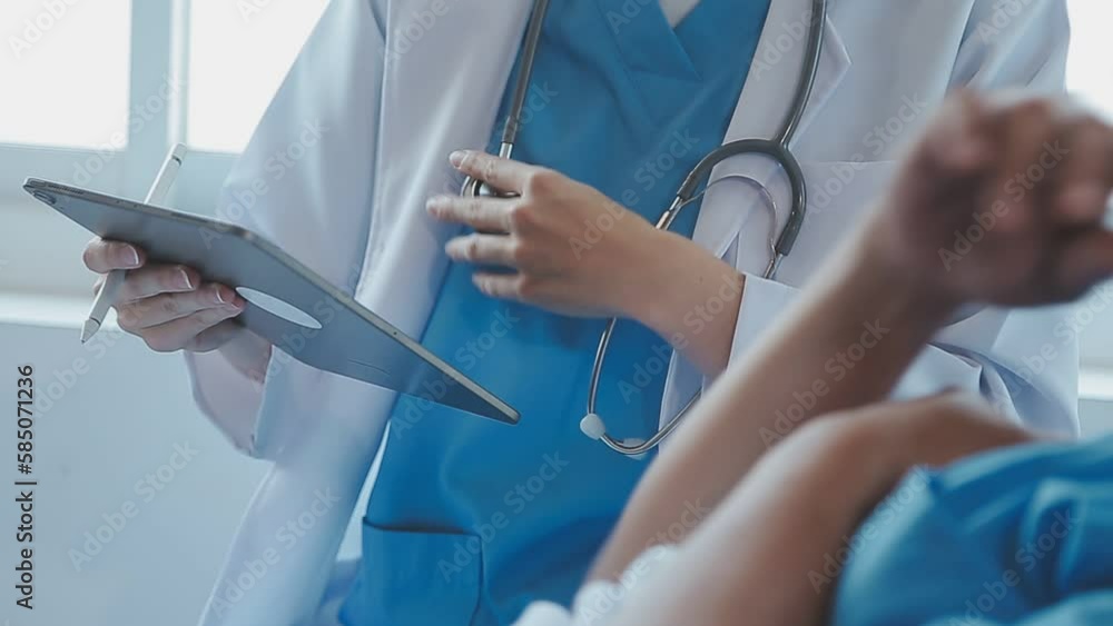 Female doctors recommend patients using chemotherapy as a way to help control cancer. There are questions about the history of patient information and general physical examination. Treatment concepts Female doctors recommend patients using chemotherapy as a way to help control cancer. There are questions about the history of patient information and general physical examination. Treatment concepts
