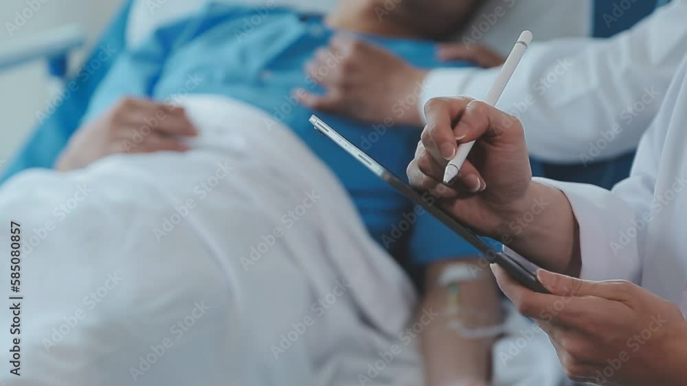 Female doctors recommend patients using chemotherapy as a way to help control cancer. There are questions about the history of patient information and general physical examination. Treatment concepts Female doctors recommend patients using chemotherapy as a way to help control cancer. There are questions about the history of patient information and general physical examination. Treatment concepts