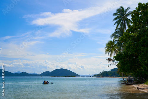 A bay with turquoise sea water on the Thai island of Samui © Kate