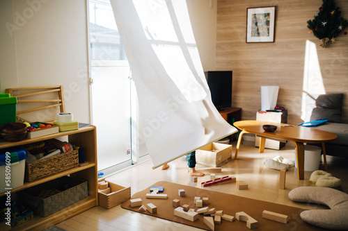 おもちゃが散乱した子供部屋で遊ぶ子供 photo