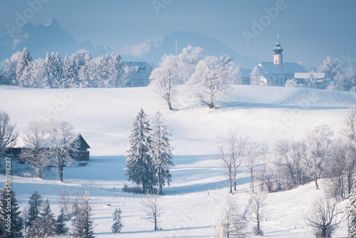 dorf und kirche im winter © natur-motive