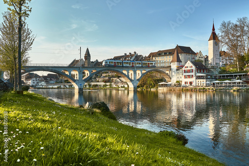 Die historische Eisenbanhbrücke über die Reuss bei Bremgarten AG mit der Altstadt im Hintergrund.