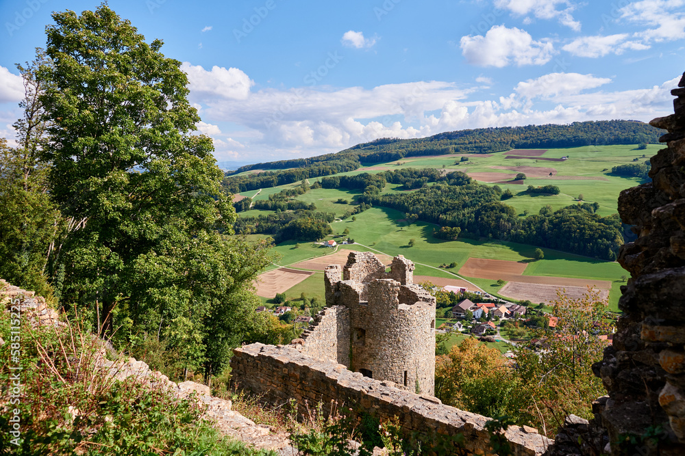 Wehrturm der Ruine Schenkenberg ,einer Höhenburg oberhalb von Thalheim im Schweizer Kanton Aargau.