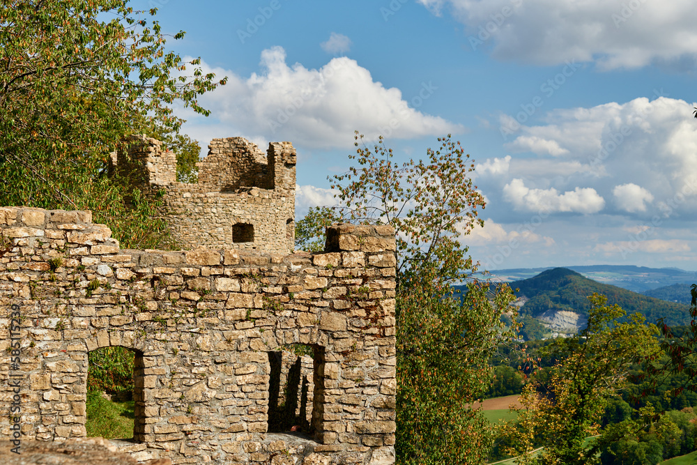 Ruine Schenkenberg einer Höhenburg oberhalb von Thalheim im Schweizer Kanton Aargau. Ruine Schenkenberg einer Höhenburg oberhalb von Thalheim im Schweizer Kanton Aargau.