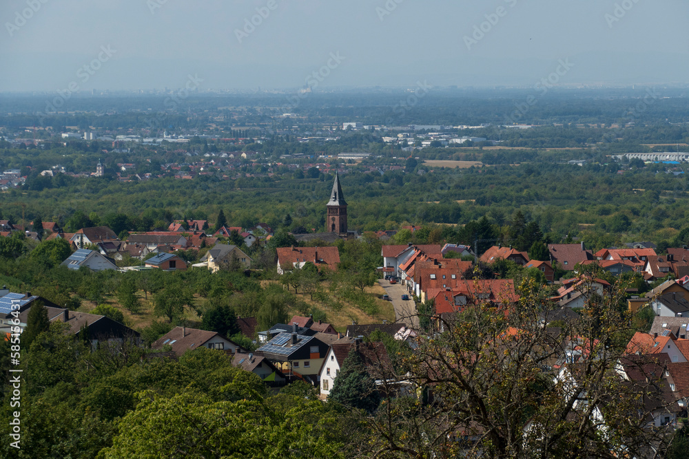 Blick über die Stadt Lauf in die Ferne nach Straßburg in Frankreich