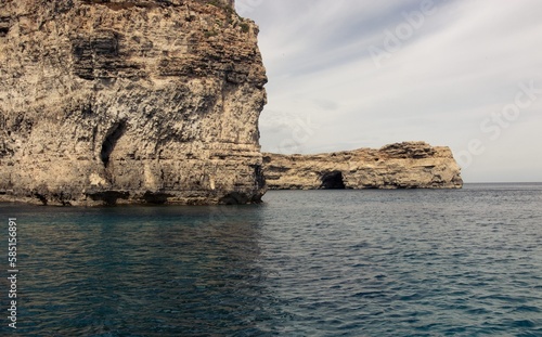Les caves de Comino depuis la mer au large de Malte