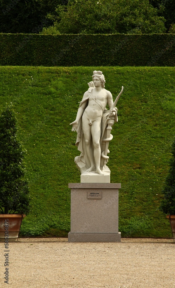 Obraz premium statue in the park