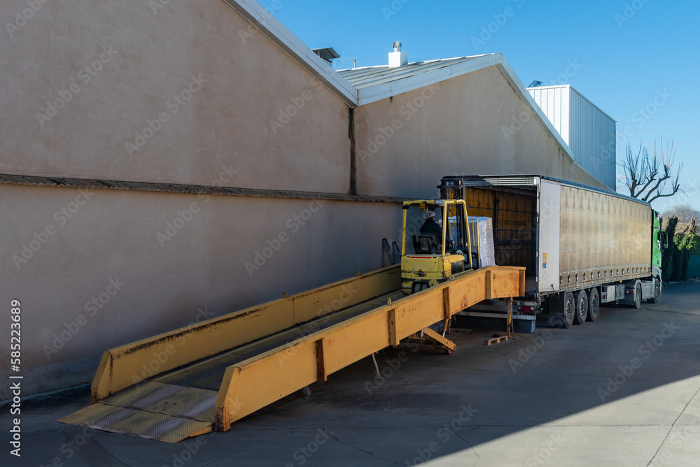 Mobile ramp used by the forklift to put the pallets inside the truck