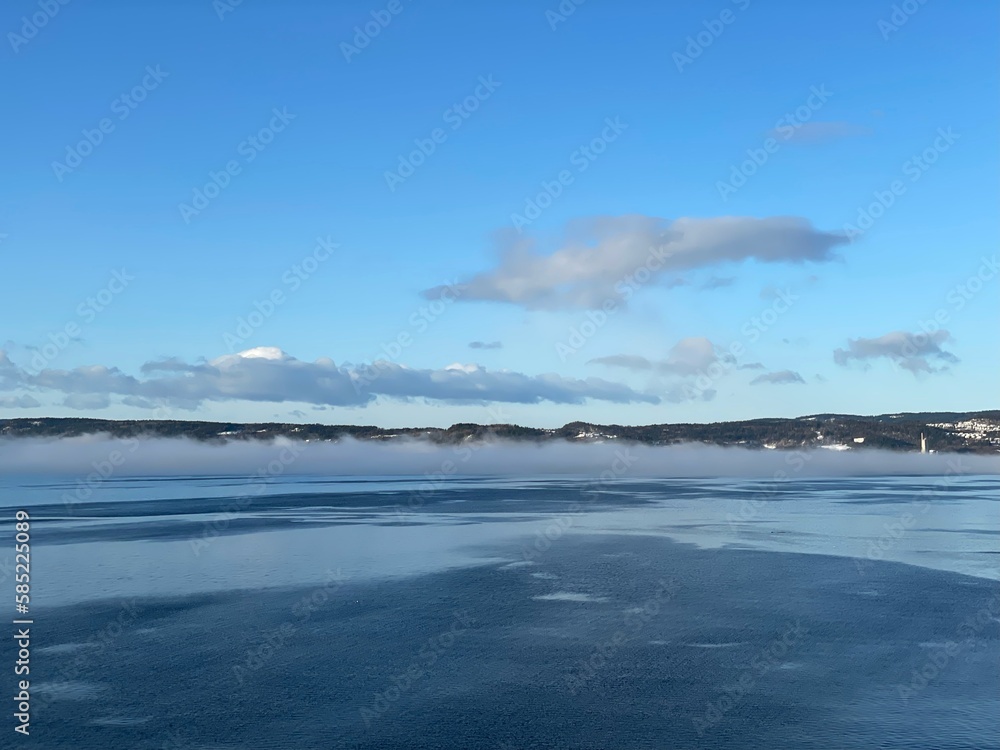 Bei der Einfahrt in den Oslofjord im Februar hängt Morgennebel über dem Wasser auf der Höhe von Fjellstrand.