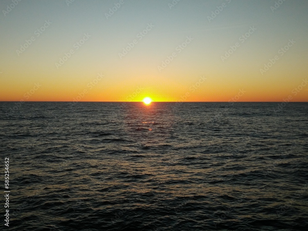 Fototapeta premium Por do sol em alto-mar