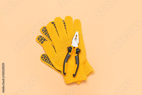 Yellow work gloves with com...