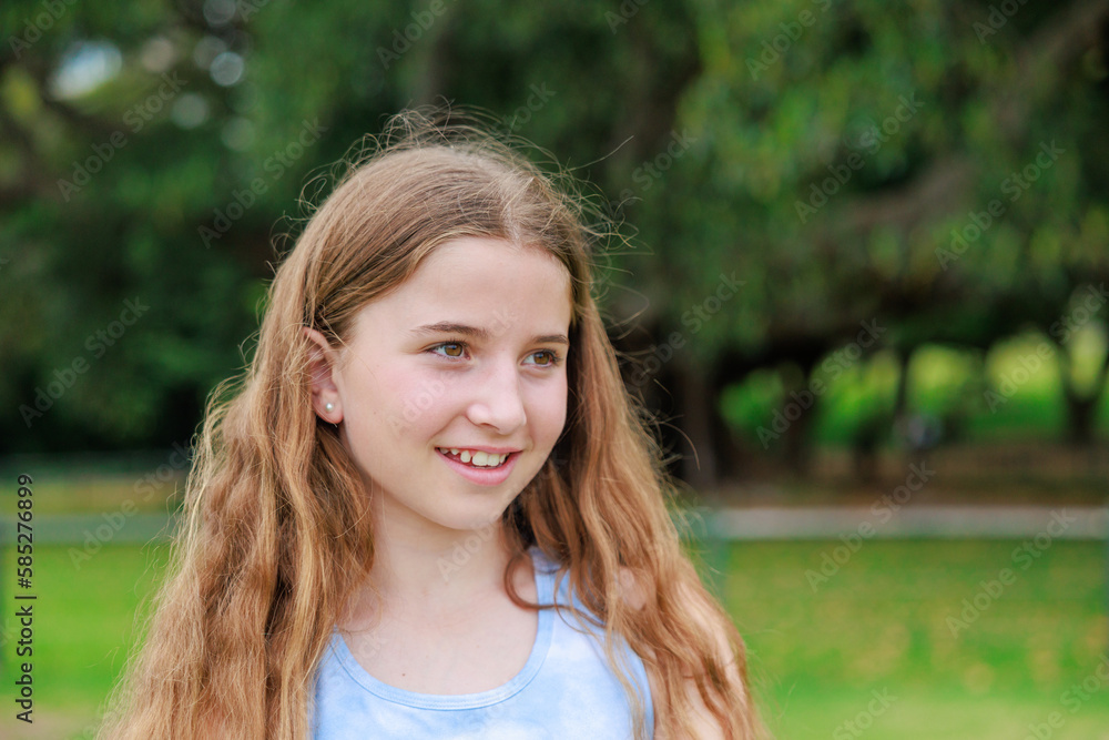 なにかを見つけて喜ぶオーストラリア人少女 なにかを見つけて喜ぶオーストラリア人少女