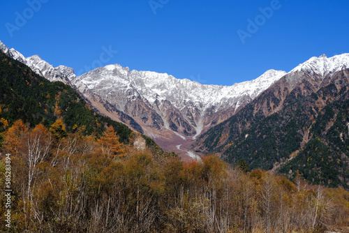 紅葉と新雪をかぶる穂高連峰、上高地11月2日