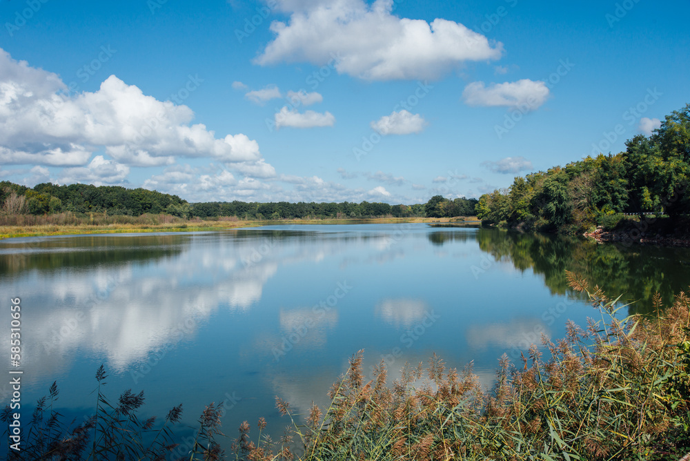 vue d'un lac en automne. Paysage d'un lac en France. étang de Longpendu. Ciel bleu et nuages se reflétant sur un lac vue d'un lac en automne. Paysage d'un lac en France. étang de Longpendu. Ciel bleu et nuages se reflétant sur un lac