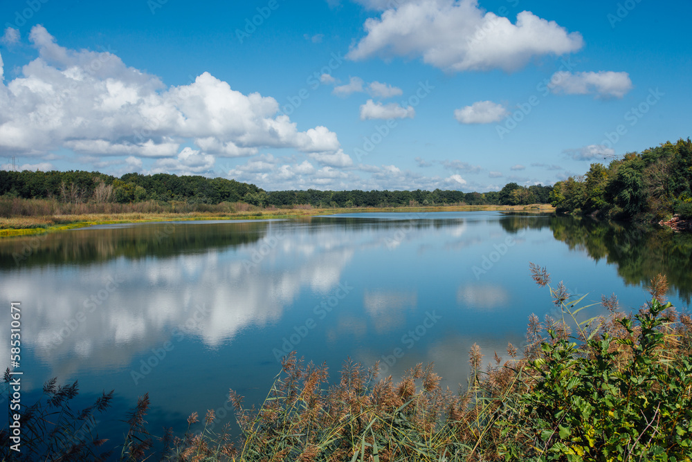 vue d'un lac en automne. Paysage d'un lac en France. étang de Longpendu. Ciel bleu et nuages se reflétant sur un lac